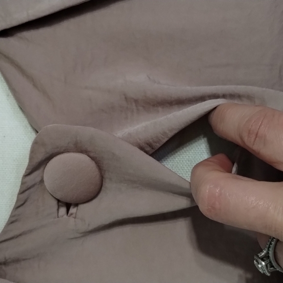 CABI One button Blouse sleeveless size medium maybe pink color satin - Picture 4 of 11